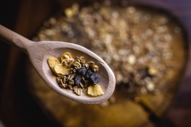 Yulaf, Mısır gevreği ve tohum eski bir tahta kaşıkla görüntüsü. Sağlıklı bir yaşam tarzı için malzemeler.