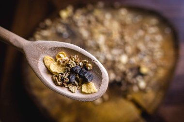 Yulaf, Mısır gevreği ve tohum eski bir tahta kaşıkla görüntüsü. Sağlıklı bir yaşam tarzı için malzemeler.