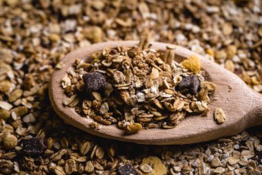 Yulaf, Mısır gevreği ve tohum eski bir tahta kaşıkla görüntüsü. Sağlıklı bir yaşam tarzı için malzemeler.