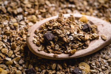 Yulaf, Mısır gevreği ve tohum eski bir tahta kaşıkla görüntüsü. Sağlıklı bir yaşam tarzı için malzemeler.