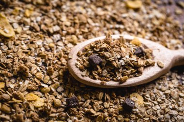 Yulaf, Mısır gevreği ve tohum eski bir tahta kaşıkla görüntüsü. Sağlıklı bir yaşam tarzı için malzemeler.