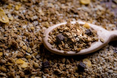 Yulaf, Mısır gevreği ve tohum eski bir tahta kaşıkla görüntüsü. Sağlıklı bir yaşam tarzı için malzemeler.