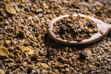 Yulaf, Mısır gevreği ve tohum eski bir tahta kaşıkla görüntüsü. Sağlıklı bir yaşam tarzı için malzemeler.