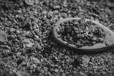 Yulaf, Mısır gevreği ve tohum eski bir tahta kaşıkla görüntüsü. Sağlıklı bir yaşam tarzı için malzemeler.