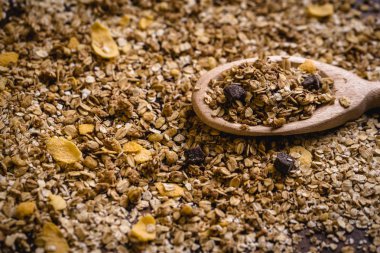 Yulaf, Mısır gevreği ve tohum eski bir tahta kaşıkla görüntüsü. Sağlıklı bir yaşam tarzı için malzemeler.