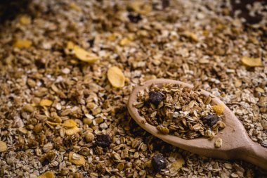 Yulaf, Mısır gevreği ve tohum eski bir tahta kaşıkla görüntüsü. Sağlıklı bir yaşam tarzı için malzemeler.