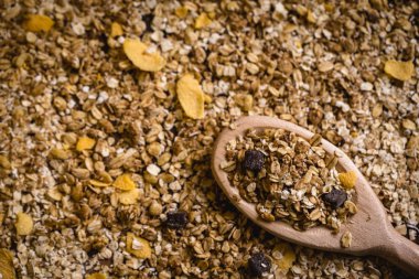 Yulaf, Mısır gevreği ve tohum eski bir tahta kaşıkla görüntüsü. Sağlıklı bir yaşam tarzı için malzemeler.