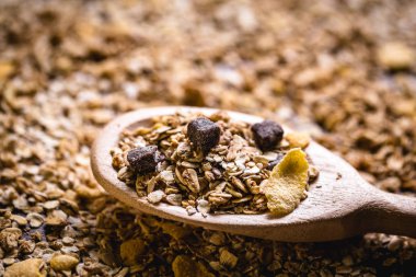 Yulaf, Mısır gevreği ve tohum eski bir tahta kaşıkla görüntüsü. Sağlıklı bir yaşam tarzı için malzemeler.