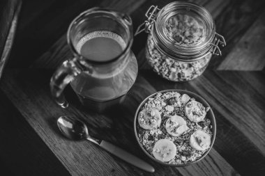 Sağlıklı kahvaltı. Muz, yulaf ve tahıllar, doğal meyve suyu tarafından eşlik ile dilim.