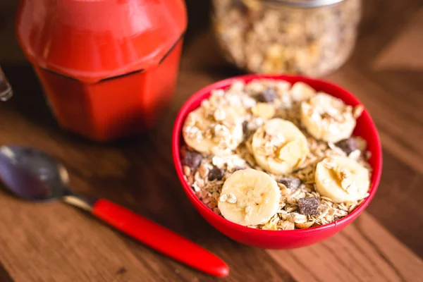 Healthy breakfast. Slices of banana, with oats and cereals, accompanied by a natural juice.