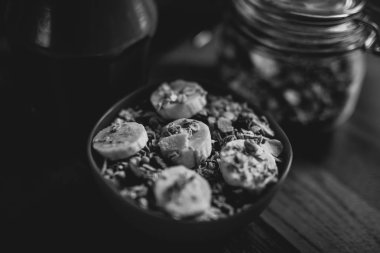 Sağlıklı kahvaltı. Muz, yulaf ve tahıllar, doğal meyve suyu tarafından eşlik ile dilim.