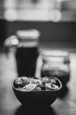 Rustik masada, dilim muz, organik doğal suyu ve çok yulaf ile tahıl bowl.