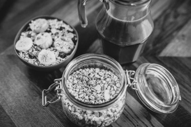 Rustik masada, dilim muz, organik doğal suyu ve çok yulaf ile tahıl bowl.