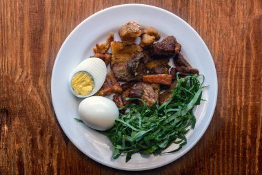 Basit, ev yapımı yemek. Rustik ahşap masanın üstünde. Brezilya gıda, Brezilya tipik. Pilav tavuk, fasulye, sebze ve et ile.