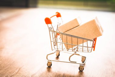 Laptop klavye üzerinde bir alışveriş sepeti kutularında. Konsept alışveriş ve online satış hakkında. Doğrudan Internet'ten, ev konforunda mal satın.