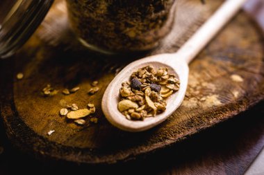 Yulaf, Mısır gevreği ve tohum eski bir tahta kaşıkla görüntüsü. Sağlıklı bir yaşam tarzı için malzemeler.