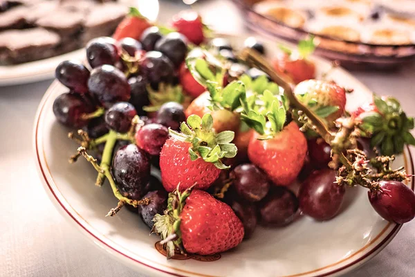 Tatlılar ve pastalar çocuk partileri ve düğünler için