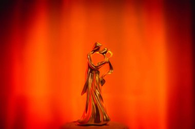 Düğün pastası bağlayıcı modern tarzı. Modern gelinler için düğün pastası.