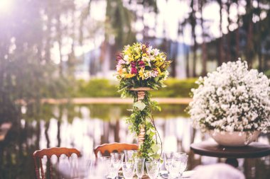 Güzel açık hava düğün ayarı.