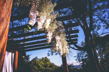 Güzel açık hava düğün ayarı.