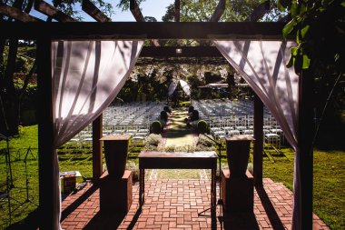 Güzel açık hava düğün ayarı.