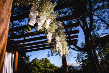 Güzel açık hava düğün ayarı.