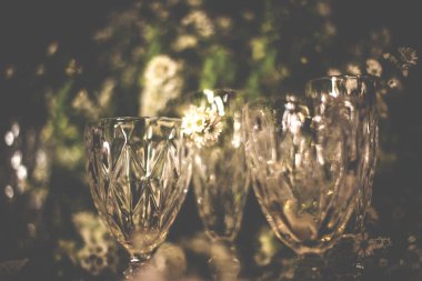 tablolar ayrıntılarını lüks ile dekore edilmiştir..