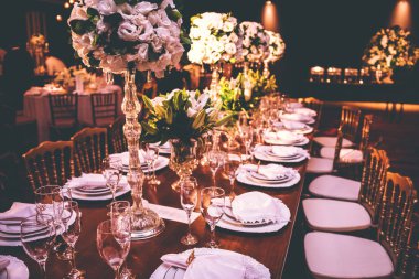 tablolar ayrıntılarını lüks ile dekore edilmiştir..