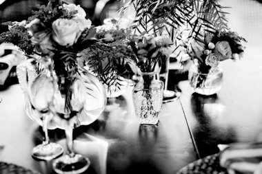 tablolar ayrıntılarını lüks ile dekore edilmiştir..