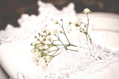 tablolar ayrıntılarını lüks ile dekore edilmiştir..