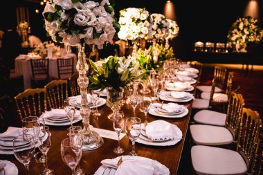 tablolar ayrıntılarını lüks ile dekore edilmiştir..