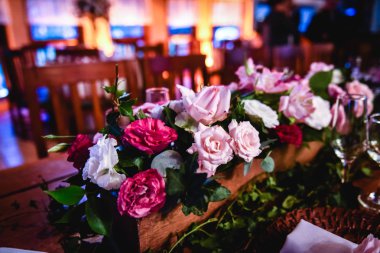 tablolar ayrıntılarını lüks ile dekore edilmiştir..