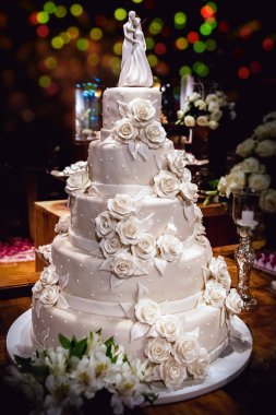 Düğün pastası, pasta bir düğün için. Renkli çiçekli pasta Dekorasyonu.