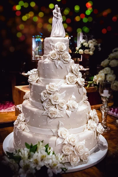 Bröllopstårta Tårta För Ett Bröllop Dekoration Med Färgglada Blommor — Stockfoto