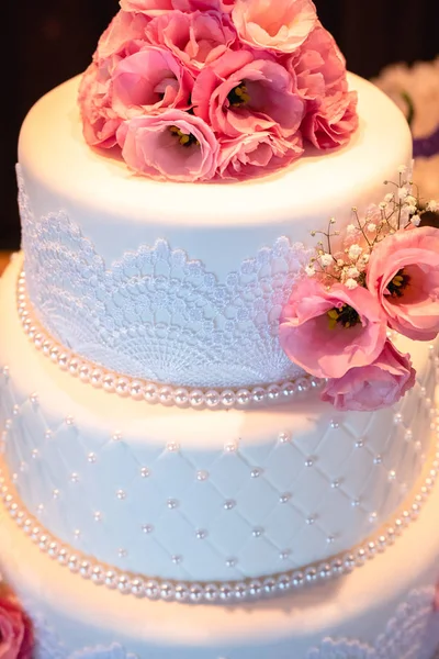 結婚披露宴では 色とりどりの花でウェディング ケーキのデコレーションを楽しめます ビンテージ スタイルの結婚式の誕生日 — ストック写真