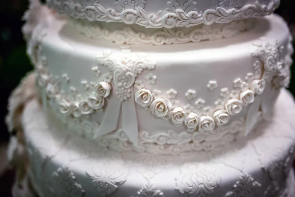 Hochzeitstortendekoration Mit Bunten Blumen Wird Bei Hochzeitsempfängen Serviert Vintage Stil — Stockfoto