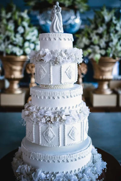 Bröllopstårta Tårta För Ett Bröllop Dekoration Med Färgglada Blommor — Stockfoto