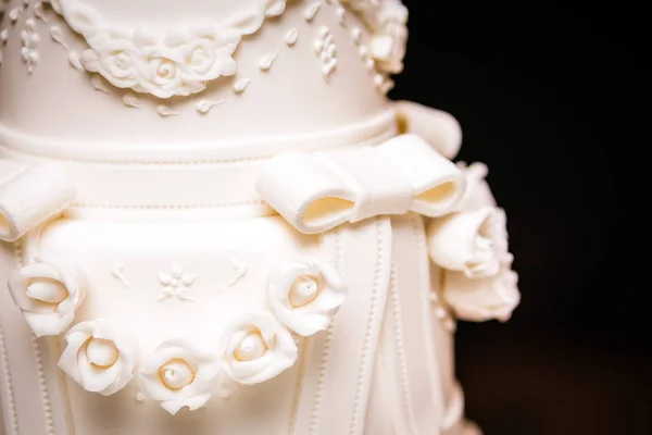婚宴上提供带五颜六色花朵的婚礼蛋糕装饰 生日的复古风格 — 图库照片
