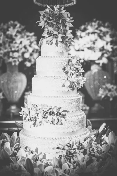 Düğün Pastası Pasta Bir Düğün Için Renkli Çiçekli Pasta Dekorasyonu — Stok fotoğraf