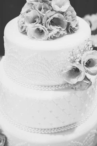 婚宴上提供带五颜六色花朵的婚礼蛋糕装饰 生日的复古风格 — 图库照片