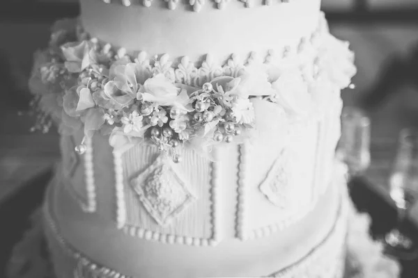 Γαμήλια Τούρτα Διακόσμηση Πολύχρωμα Λουλούδια Σερβίρεται Γαμήλιες Δεξιώσεις Vintage Στυλ — Φωτογραφία Αρχείου