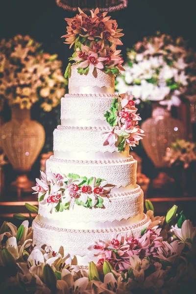 結婚披露宴では 色とりどりの花でウェディング ケーキのデコレーションを楽しめます ビンテージ スタイルの結婚式の誕生日 — ストック写真