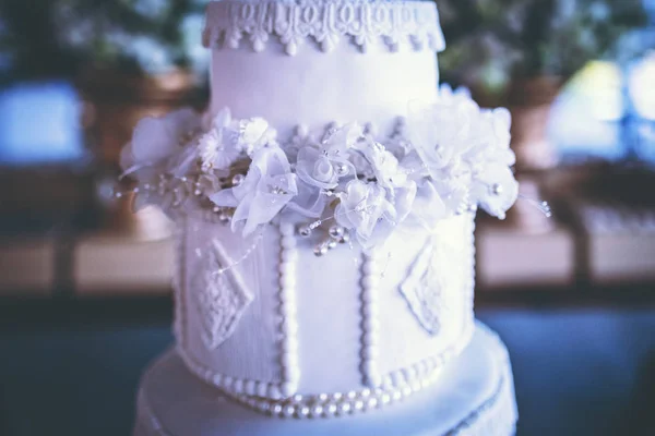 Décoration Gâteau Mariage Avec Des Fleurs Colorées Est Servi Lors — Photo