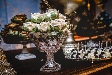 çeşitli düğün tatlılar, modern düğün dekor. Gelinler için lezzetli şeker