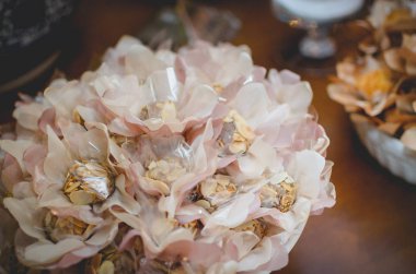 Tatlılar partiler ve düğünler için dekore edilmiştir. Yüksek şekerleme şeker, etkinlikler için şık.