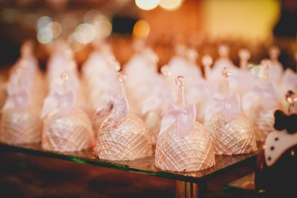 Tatlılar Partiler Düğünler Için Dekore Edilmiştir Yüksek Şekerleme Şeker Etkinlikler — Stok fotoğraf