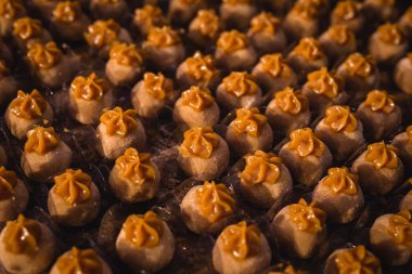 Tatlılar partiler ve düğünler için dekore edilmiştir. Yüksek şekerleme şeker, etkinlikler için şık.