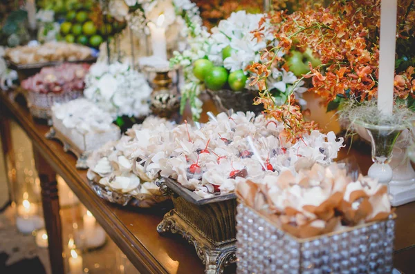 Tatlılar Partiler Düğünler Için Dekore Edilmiştir Yüksek Şekerleme Şeker Etkinlikler — Stok fotoğraf