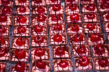 Tatlılar partiler ve düğünler için dekore edilmiştir. Yüksek şekerleme şeker, etkinlikler için şık.