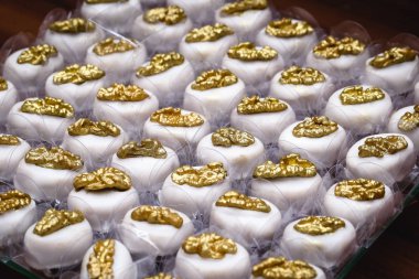 Tatlılar partiler ve düğünler için dekore edilmiştir. Yüksek şekerleme şeker, etkinlikler için şık.